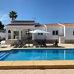 Villa Con Piscina, Soleada, Tranquila Y Centrica